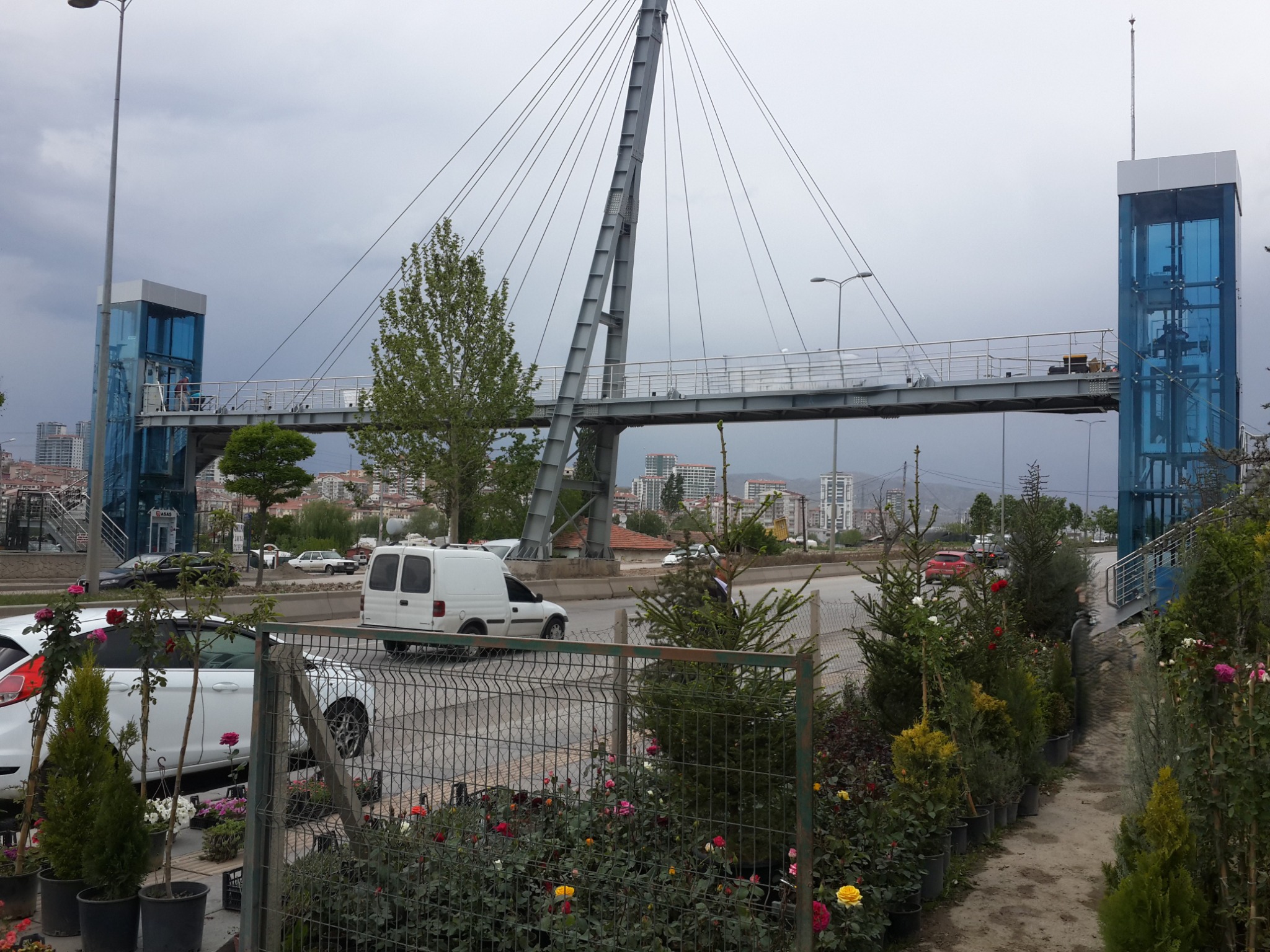Anadolu Bulvarı asansörlü yaya üst geçidi — genel görünüm